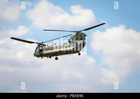 Fairford, Gloucestershire, Royaume-Uni - Juillet 14th, 2018 : Royal Air Force Boeing CH-47 Chinook effectue à Fairford International Air Tattoo 2018 Banque D'Images