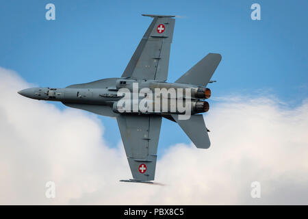 Fairford, Gloucestershire, Royaume-Uni - Juillet 14th, 2018 : Swiss Air Force Mcdonnell douglas F/A-18 Hornet d'effectuer son affichage à l'acrobatique RIAT 2018 Banque D'Images