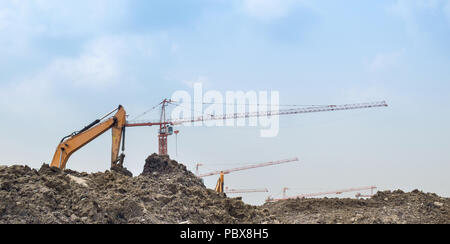 Vue de la machine grue travaillant dans la construction du site. Le mouvement. Banque D'Images