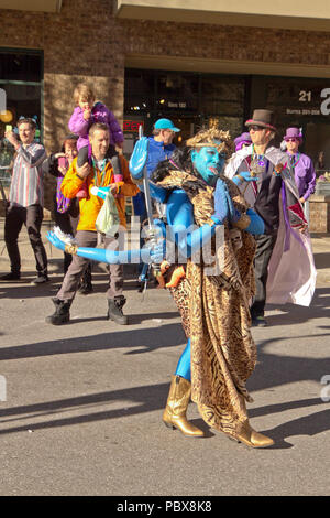 ASHEVILLE, CAROLINE DU NORD, USA - 7 février 2016 : Femme en bleu, Kali, la déesse hindoue, armés de huit de la mort, dans le défilé de Mardi Gras Banque D'Images