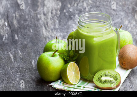 Smoothie frais avec les fruits verts dans un bocal en verre mug on wooden table Banque D'Images