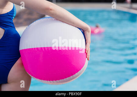 Boule colorée gonflable dans woman Banque D'Images