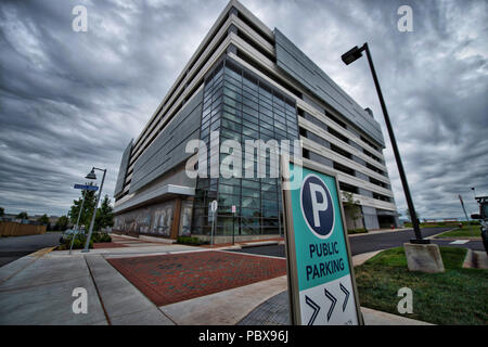 Etats-unis : Juillet 30, 2018 : Ashburn de banlieue Gare parking garage à Ashburn. (Photo par Douglas Graham/Loudoun maintenant) Banque D'Images