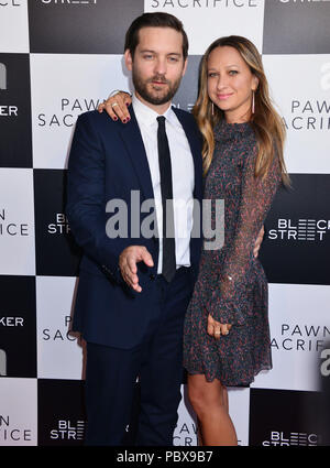 Tobey Maguire et sa femme Jennifer Meyer 010 lors de la première mondiale au sacrifice de pions Harmony Gold Theatre de Los Angeles. 8 Septembre, 2015.Tobey Maguire et sa femme Jennifer Meyer 010 ------------- Red Carpet Event, Vertical, USA, Cinéma, Célébrités, photographie, Bestof, Arts, Culture et divertissement, Célébrités Topix fashion / Vertical, Best of, événement dans la vie d'Hollywood, Californie - Tapis rouge et en backstage, USA, Cinéma, Célébrités, cinéma, télévision, Célébrités célébrités musique, photographie, Arts et culture, Bestof, divertissement, Topix trois quarts, vertical, un pe Banque D'Images