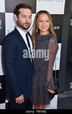 L'acteur Tobey Maguire et sa femme Jennifer Meyer 015 lors de la première mondiale au sacrifice de pions Harmony Gold Theatre de Los Angeles. 8 Septembre, 2015.Tobey Maguire et sa femme Jennifer Meyer 015 ------------- Red Carpet Event, Vertical, USA, Cinéma, Célébrités, photographie, Bestof, Arts, Culture et divertissement, Célébrités Topix fashion / Vertical, Best of, événement dans la vie d'Hollywood, Californie - Tapis rouge et en backstage, USA, Cinéma, Célébrités, cinéma, télévision, Célébrités célébrités musique, photographie, Arts et culture, Bestof, divertissement, Topix trois quarts, vertical, Banque D'Images