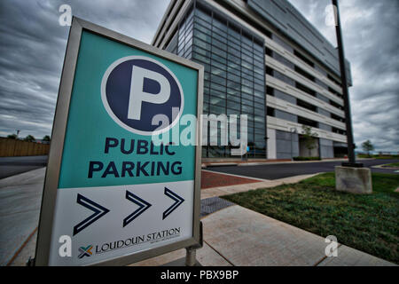 Etats-unis : Juillet 30, 2018 : Ashburn de banlieue Gare parking garage à Ashburn. (Photo par Douglas Graham/Loudoun maintenant) Banque D'Images