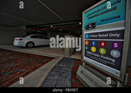 Etats-unis : Juillet 30, 2018 : Ashburn de banlieue Gare parking garage à Ashburn. (Photo par Douglas Graham/Loudoun maintenant) Banque D'Images