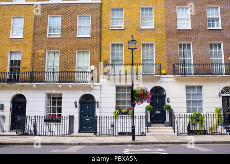 Façade de maisons de ville de résidence géorgienne fait en jaune et rouge brique dans un quartier résidentiel de luxe de l'ouest de Londres. Banque D'Images