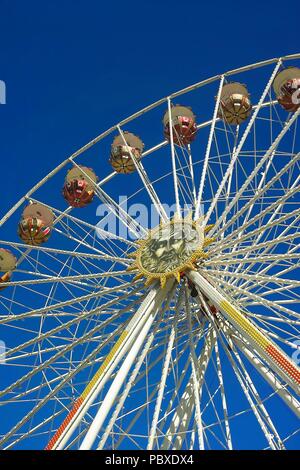 Grande roue vide en Bavière contre ciel bleu clair. Banque D'Images