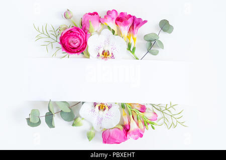Mise en page avec des fleurs espace copie pour vos cartes, faire-part de mariage, des affiches, enregistrer la date ou le message d'accueil design. Cadre fait de feuilles d'eucaliptus séchées et flo Banque D'Images