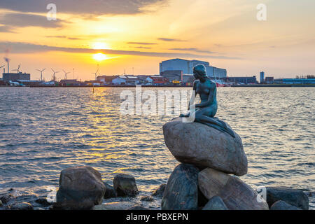 Copenhague, Danemark - 12 avril 2018 : lever du soleil sur les toits de la ville de Copenhague à Statue de la petite sirène de Copenhague, Danemark Banque D'Images