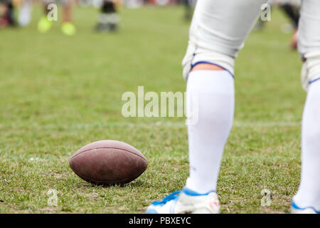 Le football américain sur le terrain - des joueurs de flou artistique en arrière-plan Banque D'Images