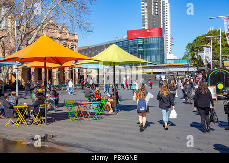 Centenary Square dans le centre-ville de Parramatta avec des personnes appréciant le déjeuner, dans l'ouest de Sydney, Nouvelle Galles du Sud, Australie Banque D'Images