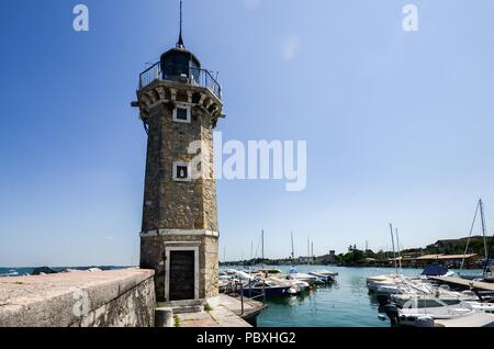 Phare à Desenzano, sur le lac de Garde sur une journée ensoleillée, Brescia, Lombardie, Italie Banque D'Images