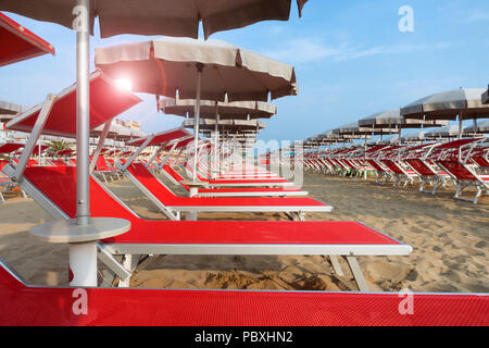 Plage avec transats et parasol à Rimini et Riccione, Emilie Romagne, Italie Banque D'Images