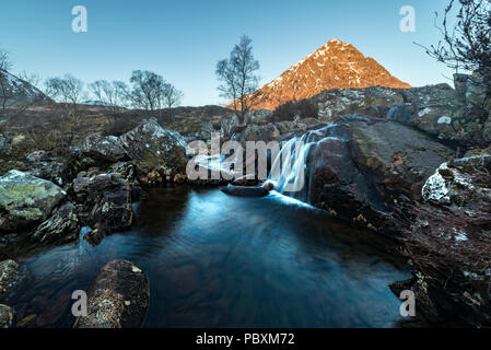 Buachaille Etive Mor Mountain et cascade, Écosse, Royaume-Uni, Europe Banque D'Images