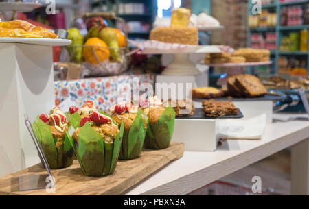 Des gâteaux et du pain de spécialité sur l'affichage à l'intérieur d'une boulangerie, République d'Irlande, Europe Banque D'Images