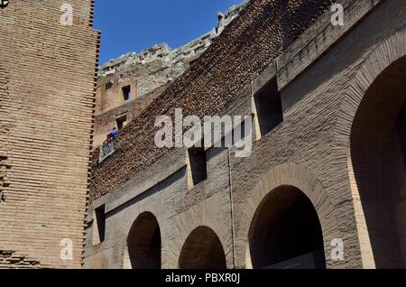 Vue partielle de l'intérieur du Colisée. C'est un amphithéâtre ovale, Rome, Italie.construits en béton et le sable c'est le plus grand amphithéâtre romain jamais construit. Banque D'Images