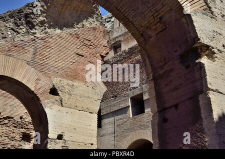 Vue partielle de l'intérieur du Colisée. C'est un amphithéâtre ovale, Rome, Italie.construits en béton et le sable c'est le plus grand amphithéâtre romain jamais construit. Banque D'Images