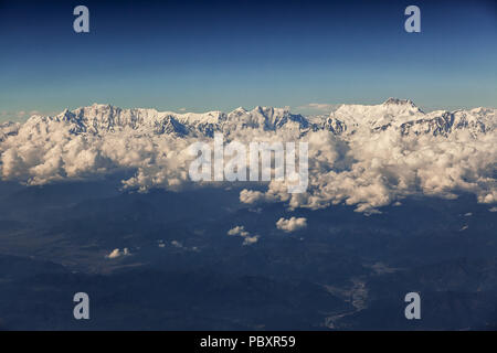 Vue aérienne de la chaîne d'Annapurna vu d'avion vol vers Delhi, au Népal. Banque D'Images