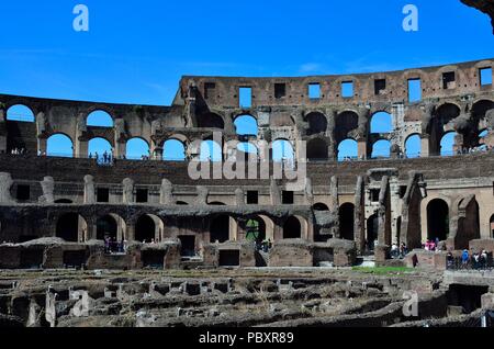 Vue partielle de l'intérieur du Colisée. C'est un amphithéâtre ovale, Rome, Italie.construits en béton et le sable c'est le plus grand amphithéâtre romain jamais construit. Banque D'Images