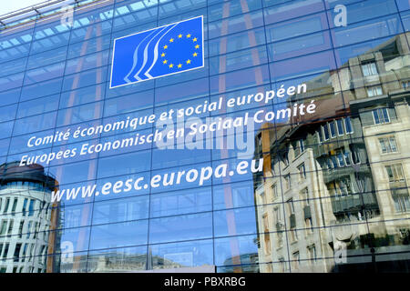 Belgique, Bruxelles : façade en verre du bâtiment Jacques Delors, Comité Économique et Social Européen (CESE), siège social situé au 99 rue Belliard Banque D'Images