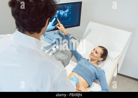 Médecin gynécologue et la femme dans le test de grossesse à ultrasons Banque D'Images