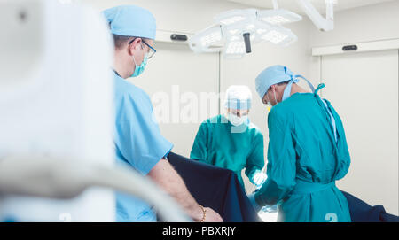 Avis sur l'équipe de chirurgiens de l'exploitation de plus de surveiller et de l'équipement Banque D'Images