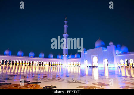 La Mosquée Sheikh Zayed la nuit. Abu Dhabi, Émirats Arabes Unis Banque D'Images