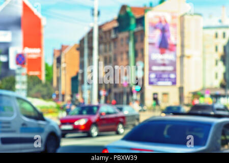 Rue avec des bâtiments de Riga avec des voitures sur une journée de printemps ensoleillée Banque D'Images