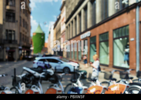 Le stationnement des vélos dans le centre de la vieille ville de Riga sur une journée de printemps ensoleillée près de la tour poudrière dans la rue Valnu. Flou Banque D'Images