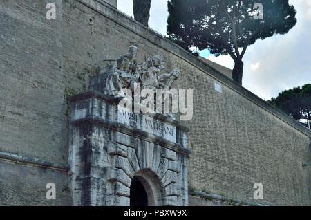 Entrée aux musées de la Cité du Vatican qui expose la collection amassée par l'Église catholique romaine et la papauté, la Cité du Vatican, Rome, Italie, Europe Banque D'Images