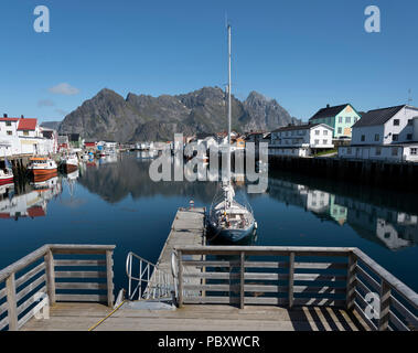 La vue sur le port de Henningsvær, îles Lofoten, Norvège. Banque D'Images