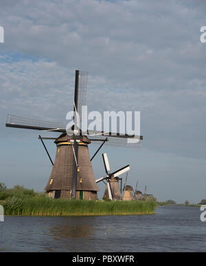Les moulins à vent sur la route de moulin, Hollande Banque D'Images