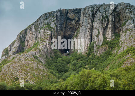 Torghatten cave situé dans la montagne, Brønnøysund, la Norvège. Banque D'Images