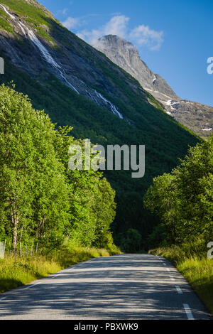 La route menant à la vallée de isterdalen Trollstigen, col, Norvège Banque D'Images