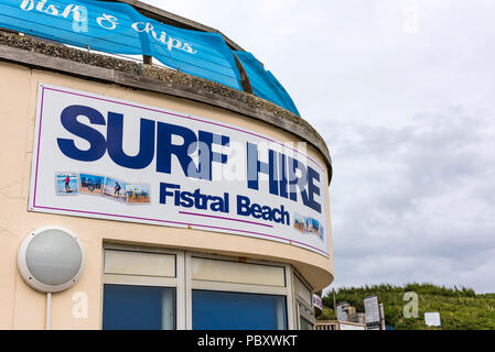 Magasin de location de surf à la plage de Fistral Newquay en Cornouailles. Banque D'Images