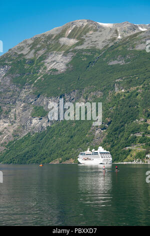 Pacific Princess bateau de croisière sur le fjord de Geiranger, Norvège Banque D'Images