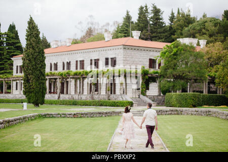 Couple vous détendre sur villa en été. Banque D'Images