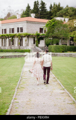 Couple vous détendre sur villa en été. Banque D'Images