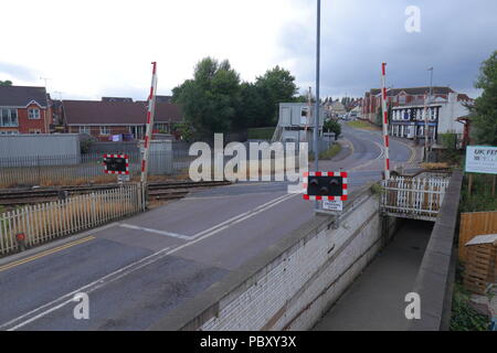 Regardant vers le bas sur un passage à niveau situé entre la rue haute et Albion Street à Castleford, West Yorkshire Banque D'Images