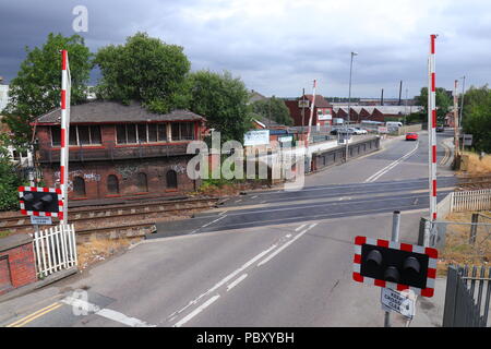 Regardant vers le bas sur un passage à niveau situé entre la rue haute et Albion Street à Castleford, West Yorkshire Banque D'Images