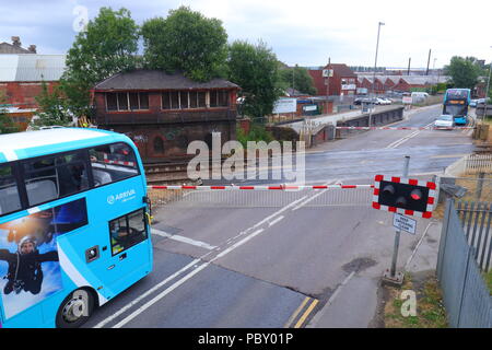 Regardant vers le bas sur un passage à niveau situé entre la rue haute et Albion Street à Castleford, West Yorkshire Banque D'Images