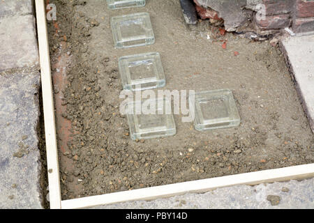 Carreaux de verre carrés mis sur le plancher à l'extérieur du bâtiment Banque D'Images