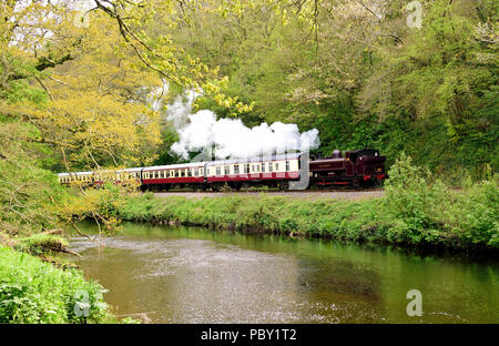 London transport Tank de valise n° L92 longeant la rivière Dart sur le South Devon Railway. (GWR n° 5786) 30th avril 2018. Banque D'Images