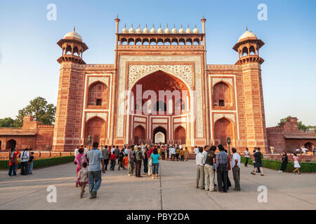 La porte principale vers le terrain du Taj Mahal, Agra, Inde Banque D'Images