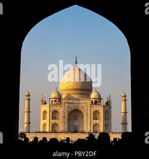 Une vue sur le Taj Mahal à travers la principale gatway, Agra, Inde Banque D'Images