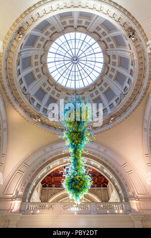 Chandelier en verre soufflé, de Dale Chihuly, suspendu à l'entrée principale du Victoria and Albert Museum, Londres Banque D'Images