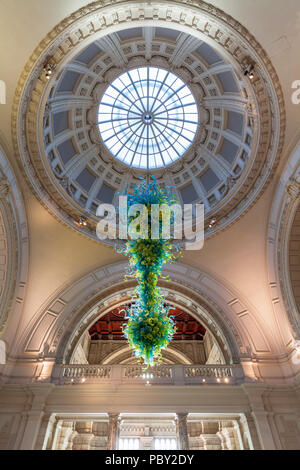 Lustre en verre soufflé par Dale Chihuly accroché dans l'entrée principale du Victoria and Albert Museum, Londres Banque D'Images