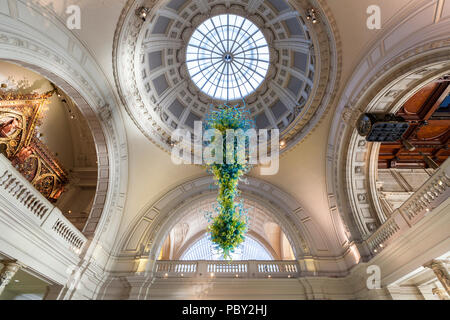 Lustre en verre soufflé par Dale Chihuly accroché dans l'entrée principale du Victoria and Albert Museum, Londres Banque D'Images